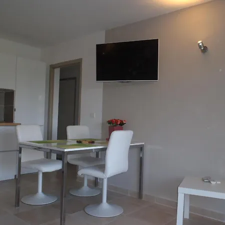 Les Chevrefeuilles Apartment *
